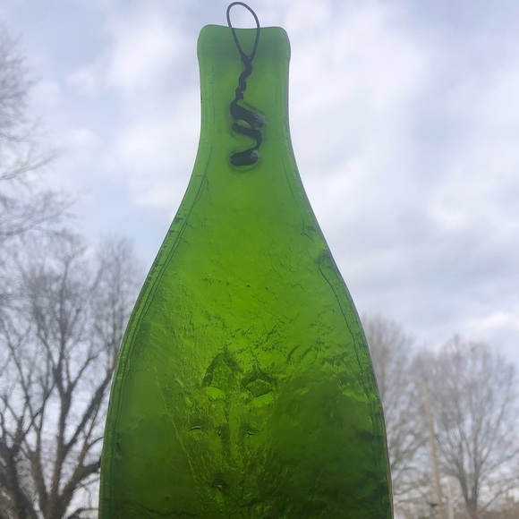 Melted Recycled Green Glass Wine Bottle Cheese Tray, Tomato Spreader & Napkins - Picture 4 of 4